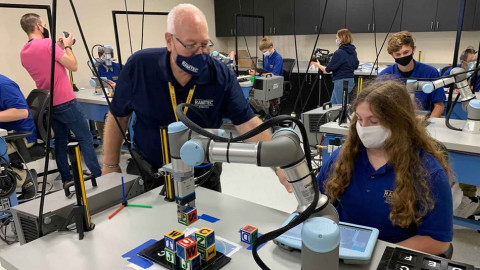 Introduction of Cobots in classrooms accelerates with new state and industry endorsements of Universal Robots