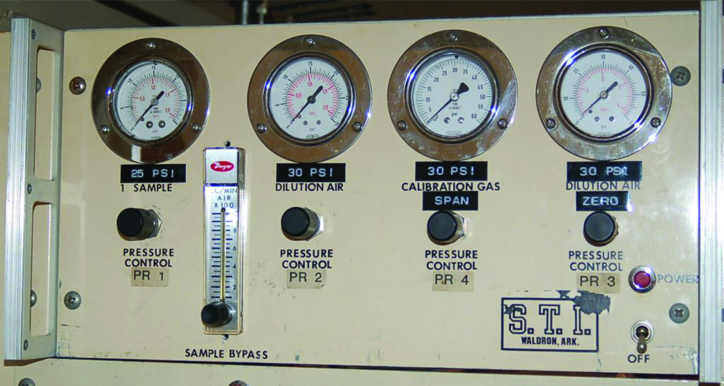 A vacuum pump draws sample gas
