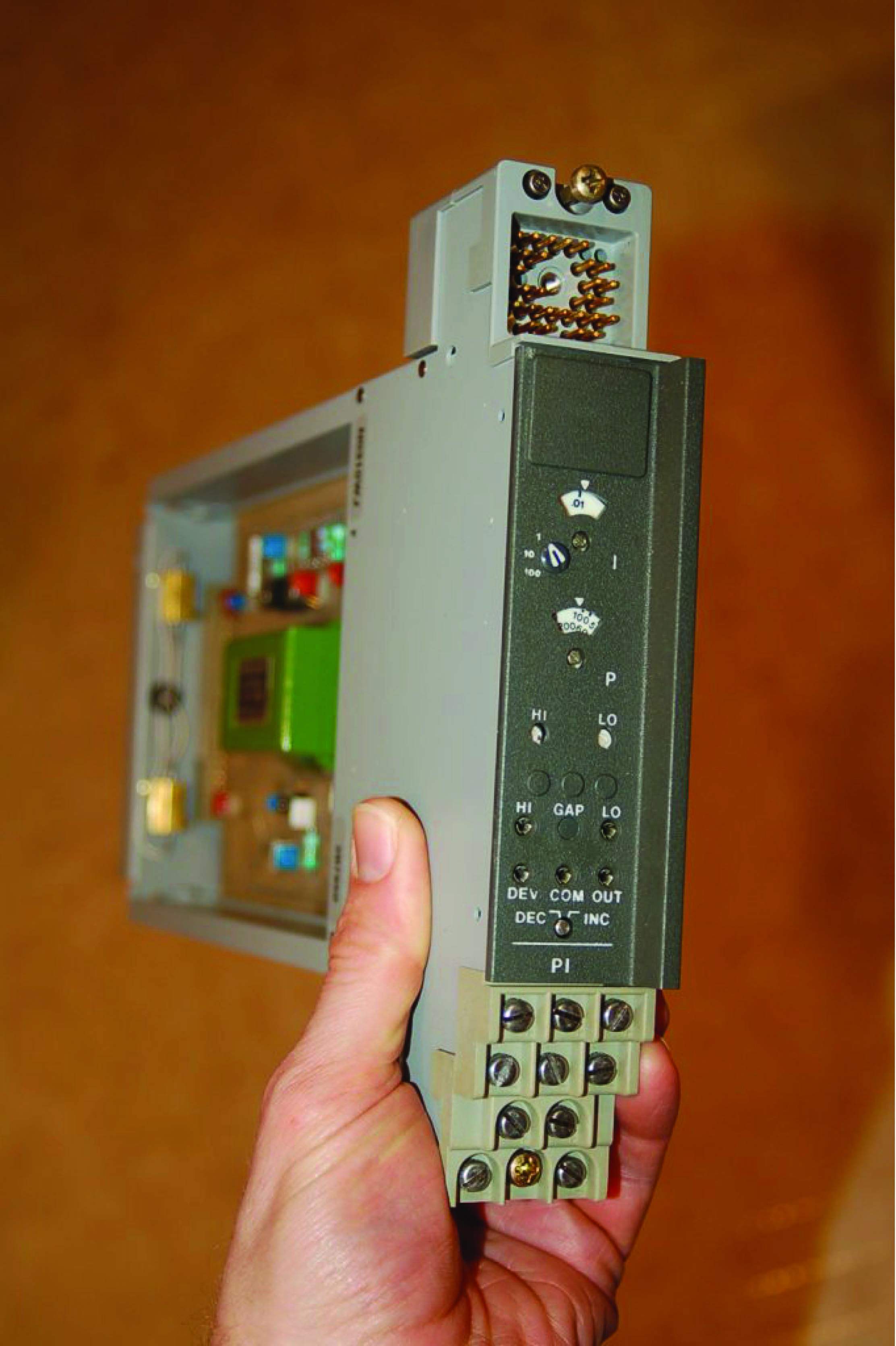 model 2AX+A4 proportional-integral (P+I) controller card for a SPEC 200 system