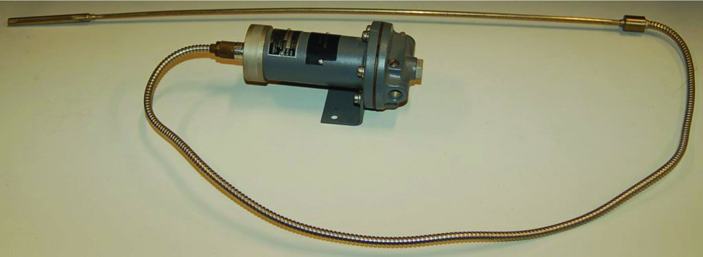 pneumatic temperature transmitter using a filled-bulb