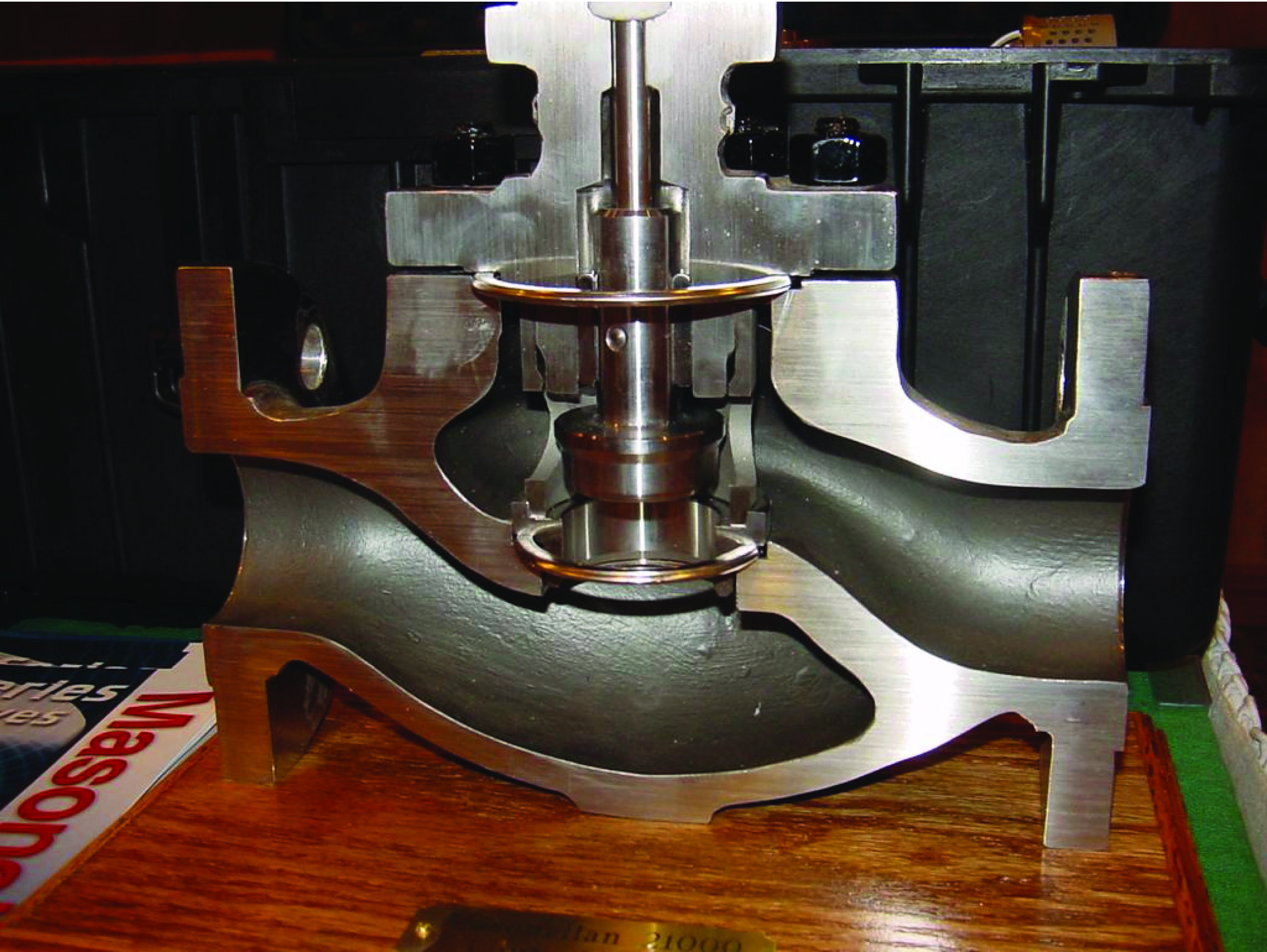 cut-away Masoneilan model 21000 globe valve fully closed position body