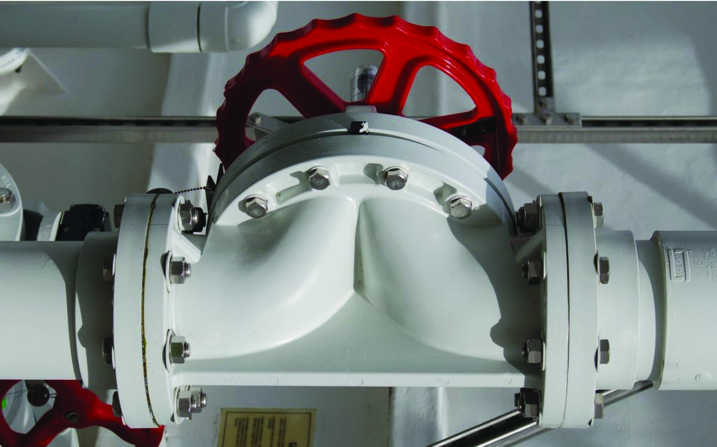 hand-actuated diaphragm valve