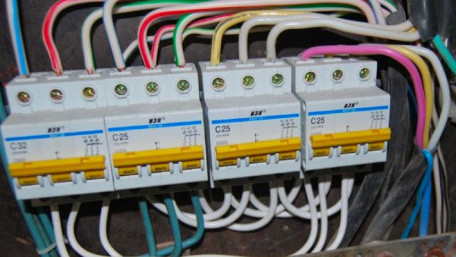 Interrupting Dangerous Current Flow: Fuses vs. Circuit Breakers