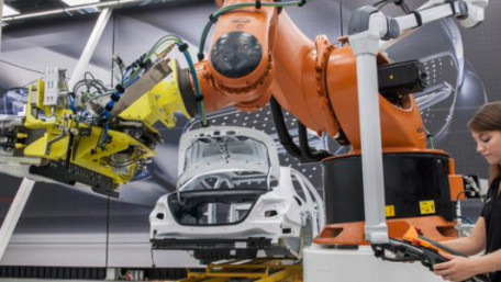KUKA’s Robots Move Forward in Automotive Manufacturing Production with New Deal from Mercedes-Benz  