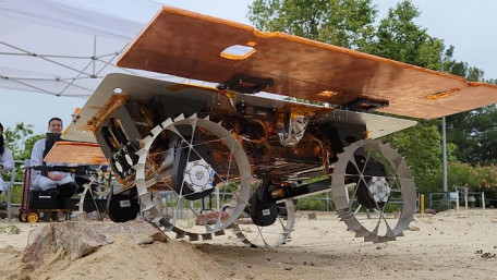NASA to Bring Autonomous Collaborative Mini-rovers to the Moon