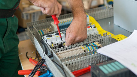 Comparing Programming Languages: Structured Text vs. Ladder Logic