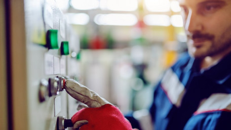 Seal-In Ladder Logic vs. Latching/Unlatching PLC Commands