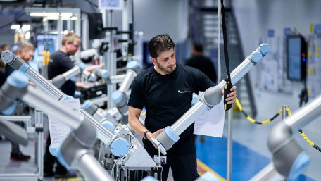 Universal Robots Reveals Record Q1 Amid Groundbreaking for Cobot Hub