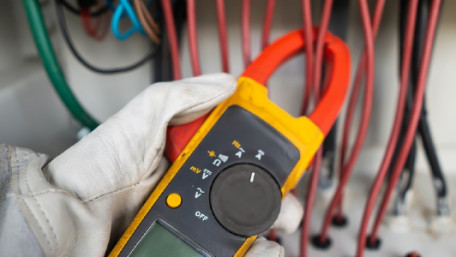 How to Measure AC Current Using a Clamp Meter
