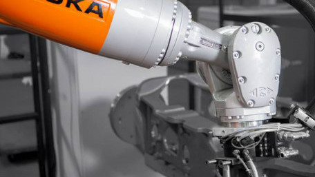 KUKA Showcases New KR QUANTEC Foundry Robots